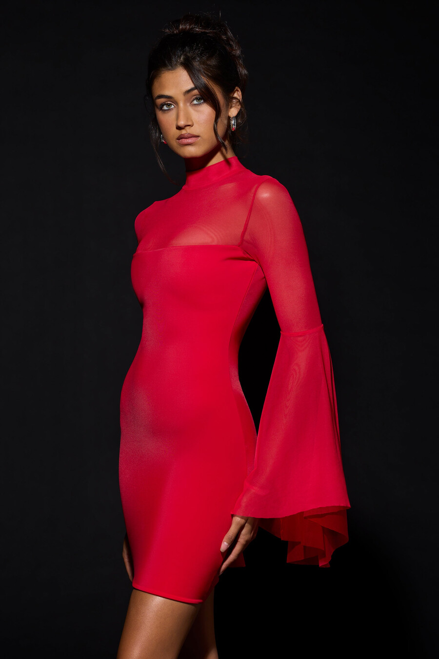 vestido curto com mangas em cascata na cor vermelho fogo