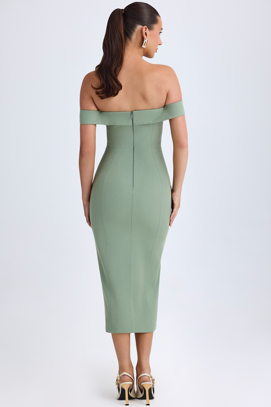 vestido midi ombro a ombro na cor verde cáqui
