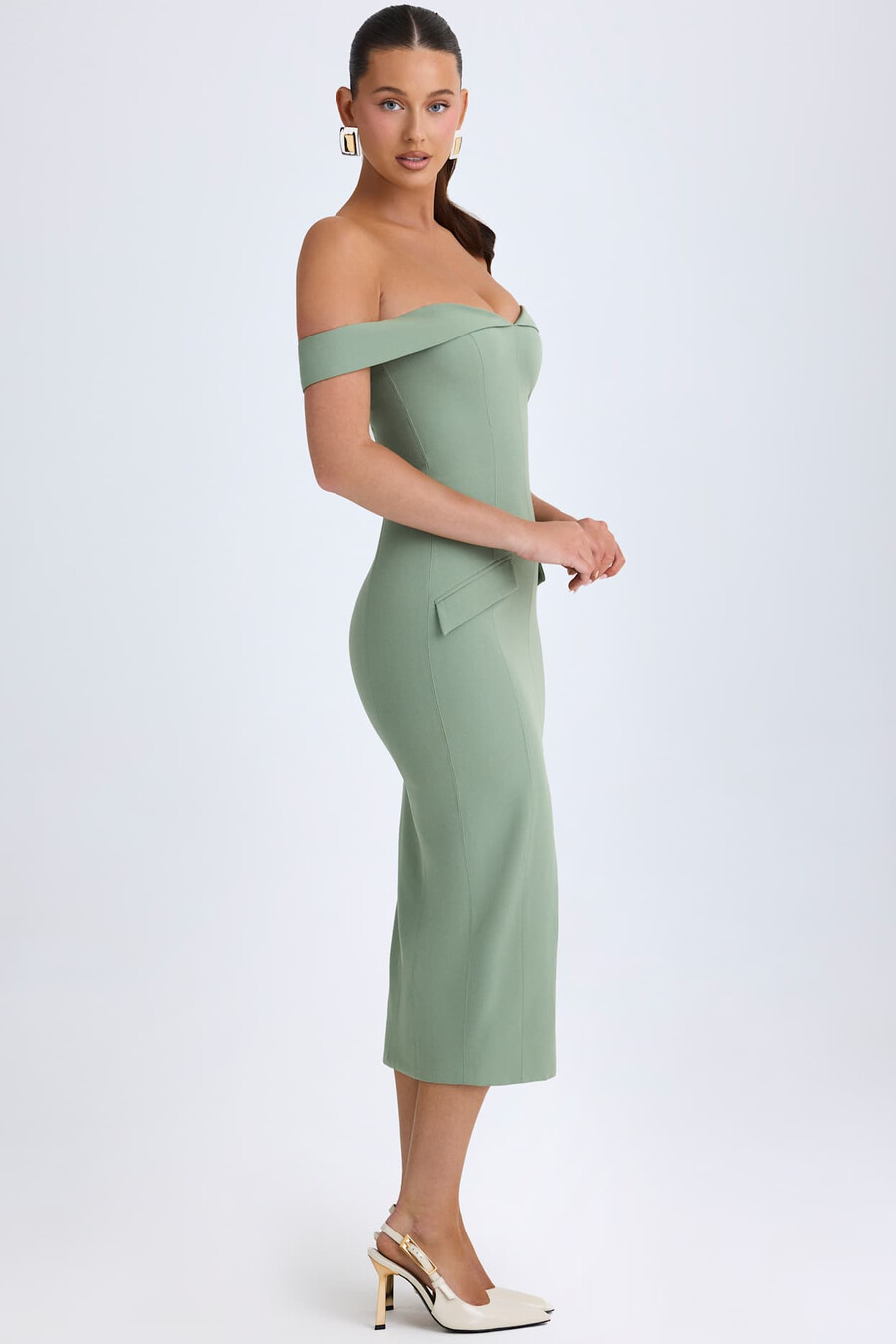 vestido midi ombro a ombro na cor verde cáqui