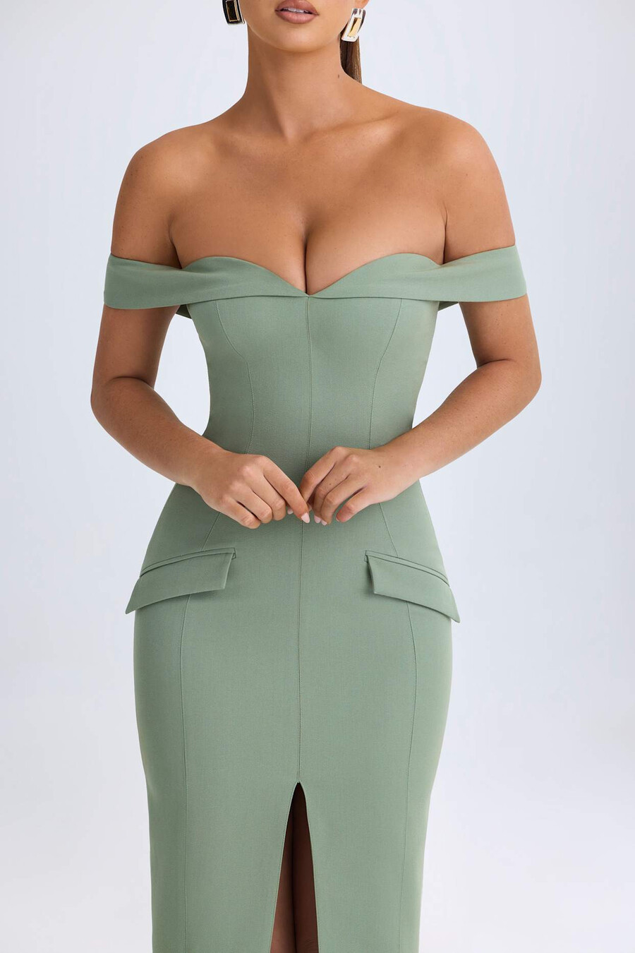 vestido midi ombro a ombro na cor verde cáqui