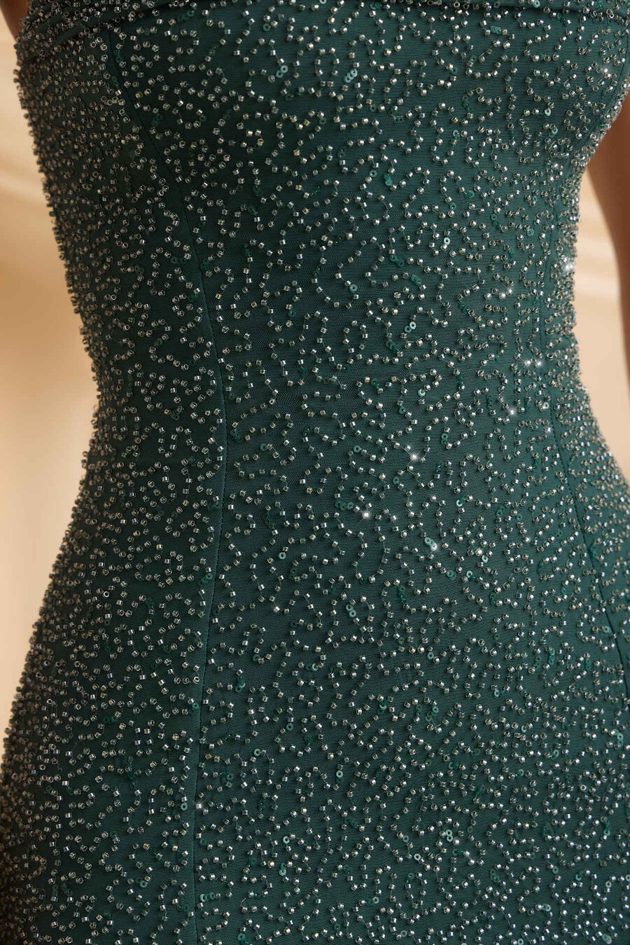 vestido longo tomara que caia com decote drapeado e detalhes bordados na cor verde esmeralda