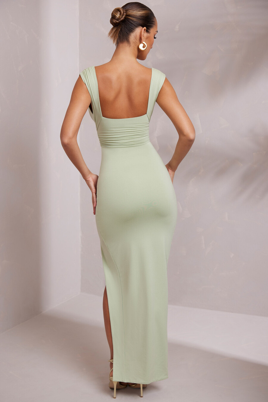 vestido longo com decote profundo e fenda alta na cor sálvia