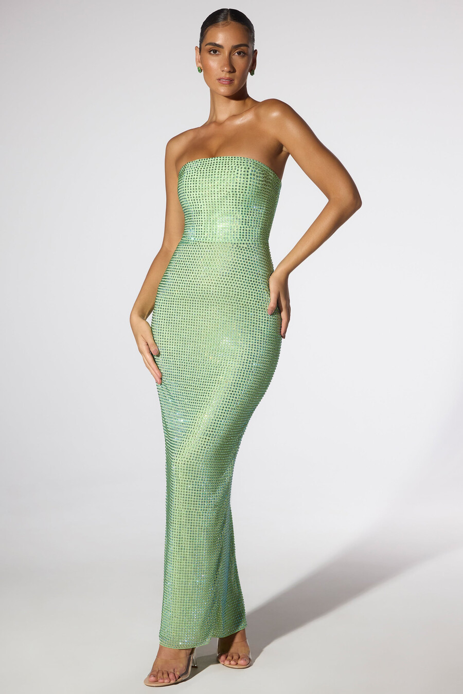 vestido de noite tomara que caia bordado na cor verde sálvia