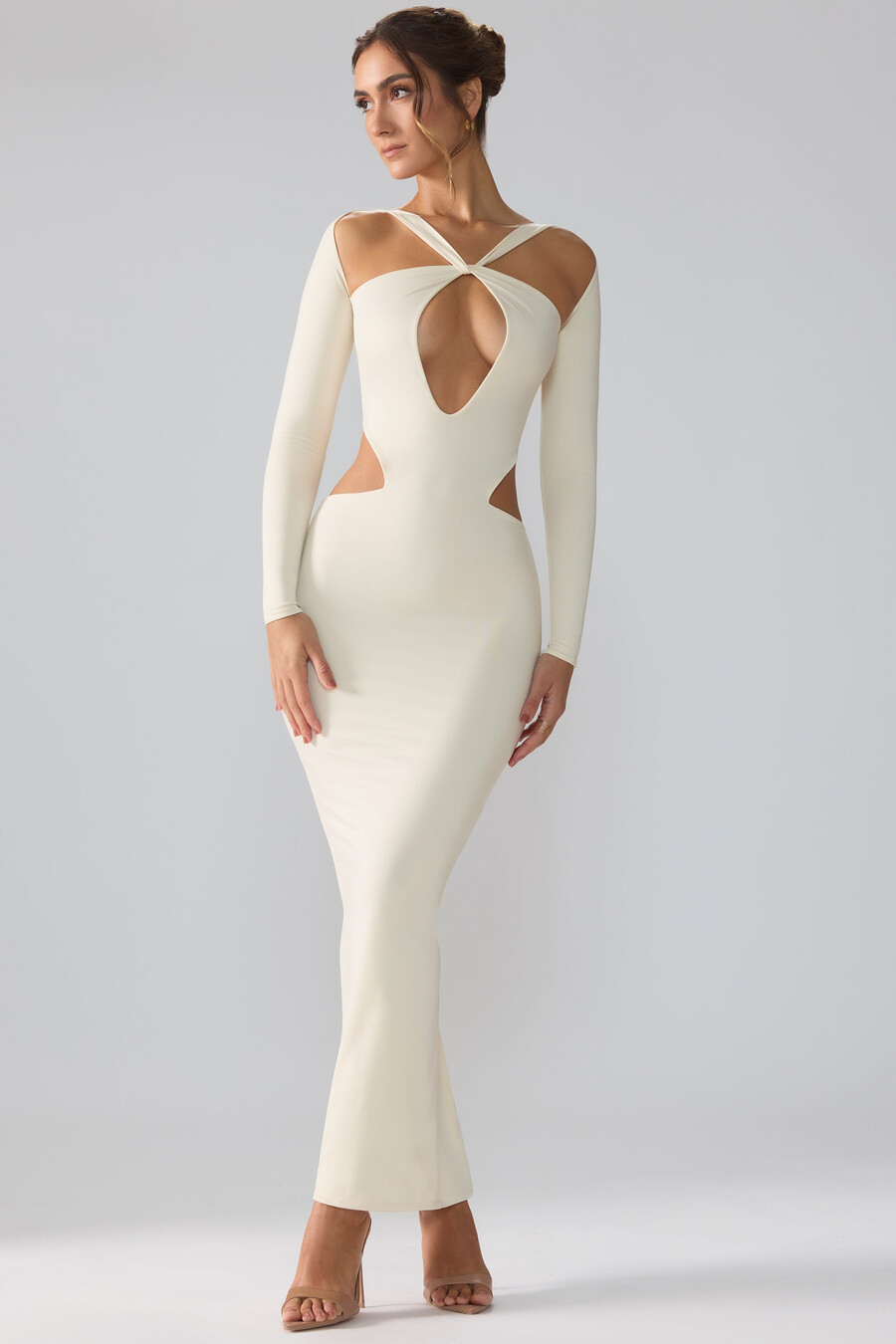 vestido longo de malha premium com recortes e mangas compridas na cor marfim.