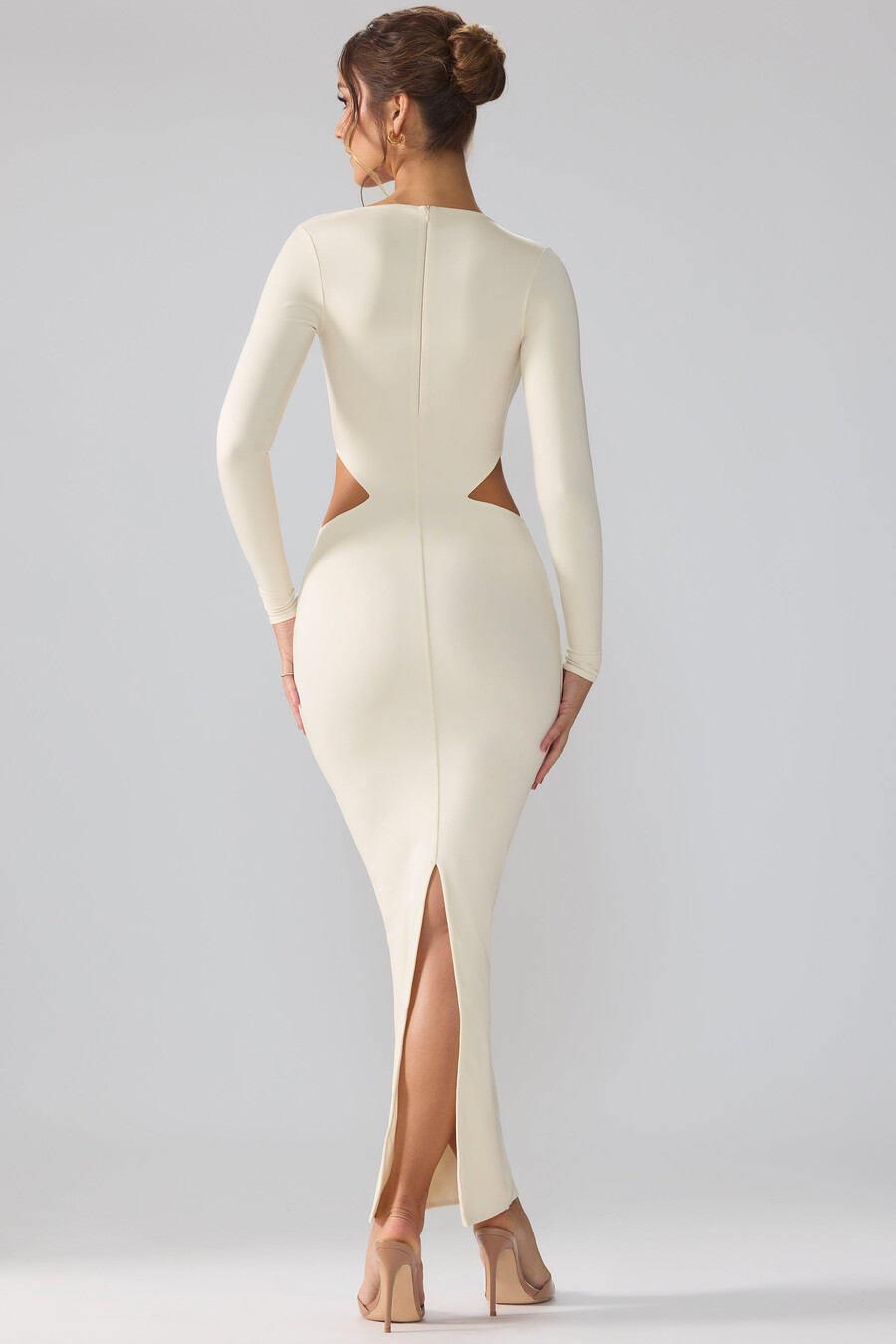 vestido longo de malha premium com recortes e mangas compridas na cor marfim.