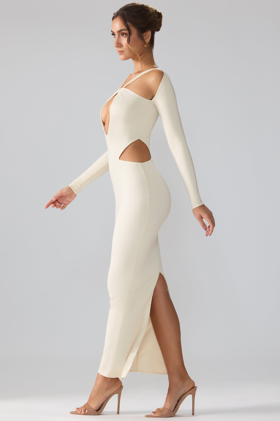 vestido longo de malha premium com recortes e mangas compridas na cor marfim.