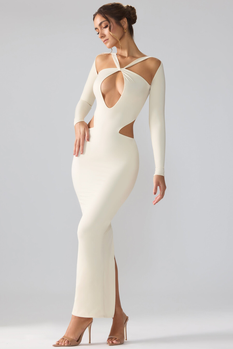 vestido longo de malha premium com recortes e mangas compridas na cor marfim.