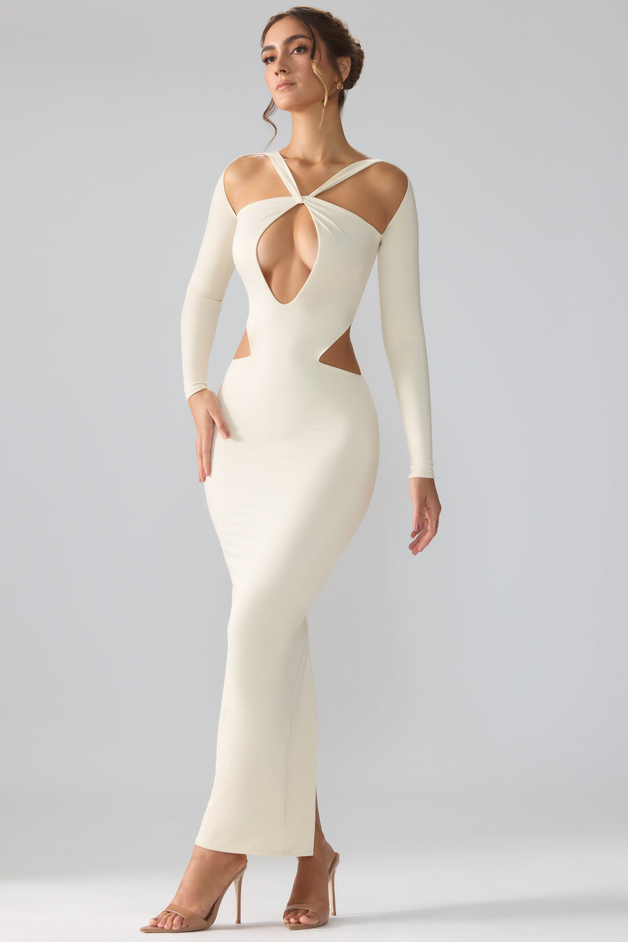 vestido longo de malha premium com recortes e mangas compridas na cor marfim.