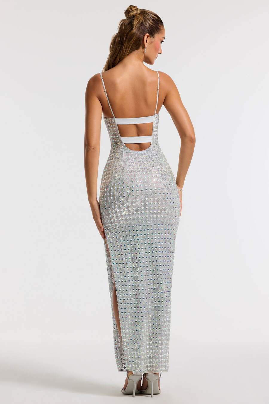 vestido de noite prateado com decote quadrado e aplicações.