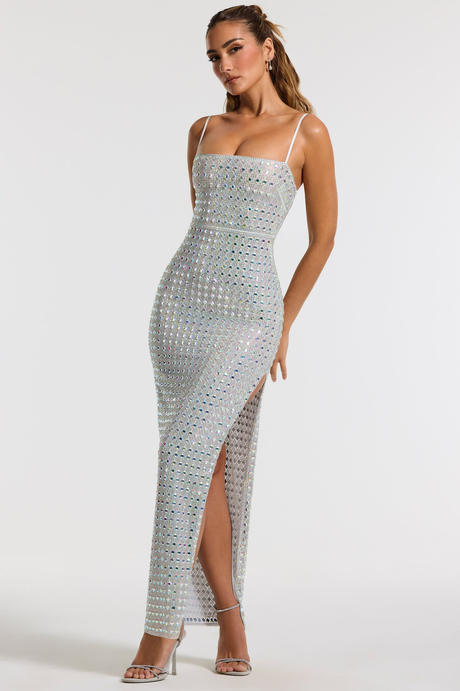 vestido de noite prateado com decote quadrado e aplicações.