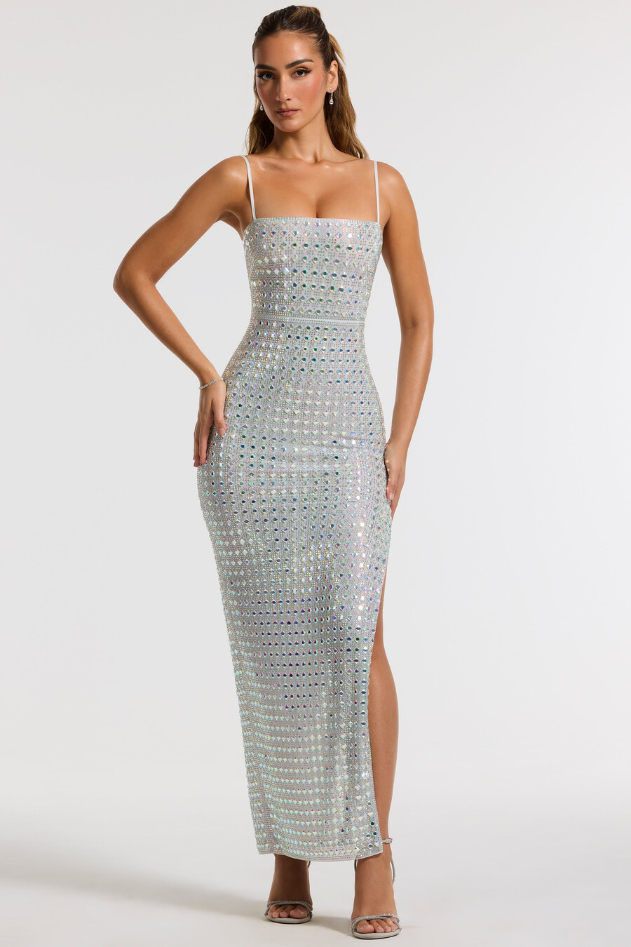 vestido de noite prateado com decote quadrado e aplicações.
