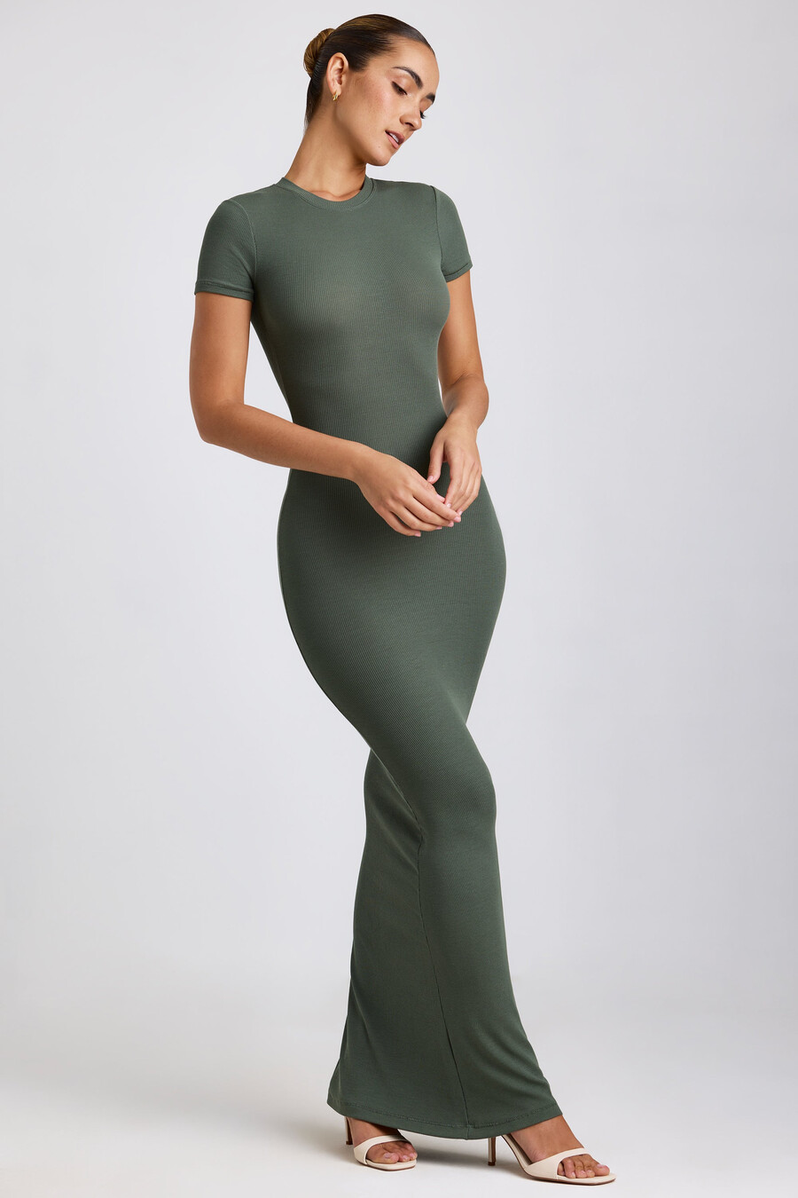 vestido longo canelado em modal verde cáqui