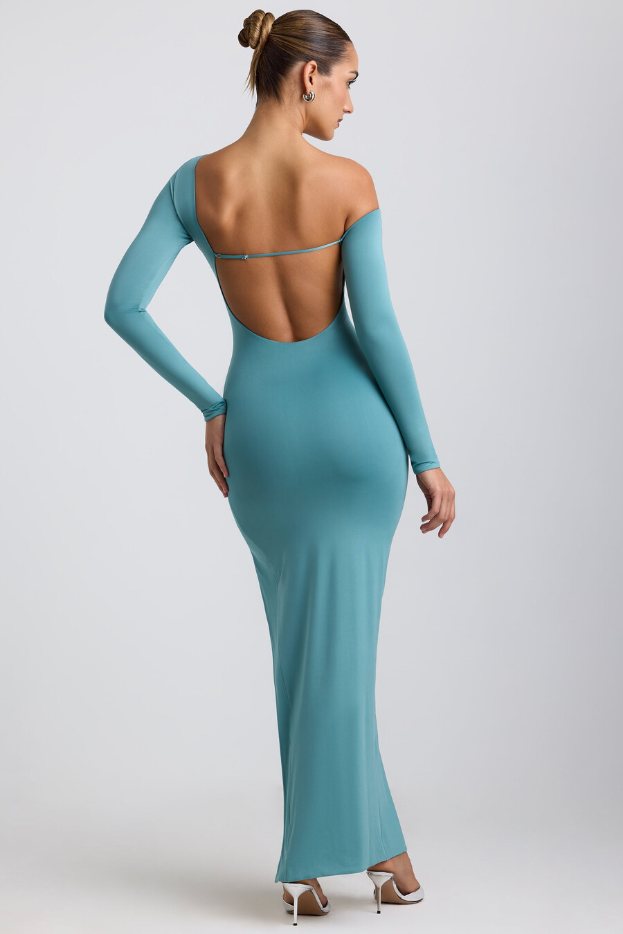 vestido longo assimétrico franzido com detalhes metálicos em malha e tecido fluido na cor verde-mar.
