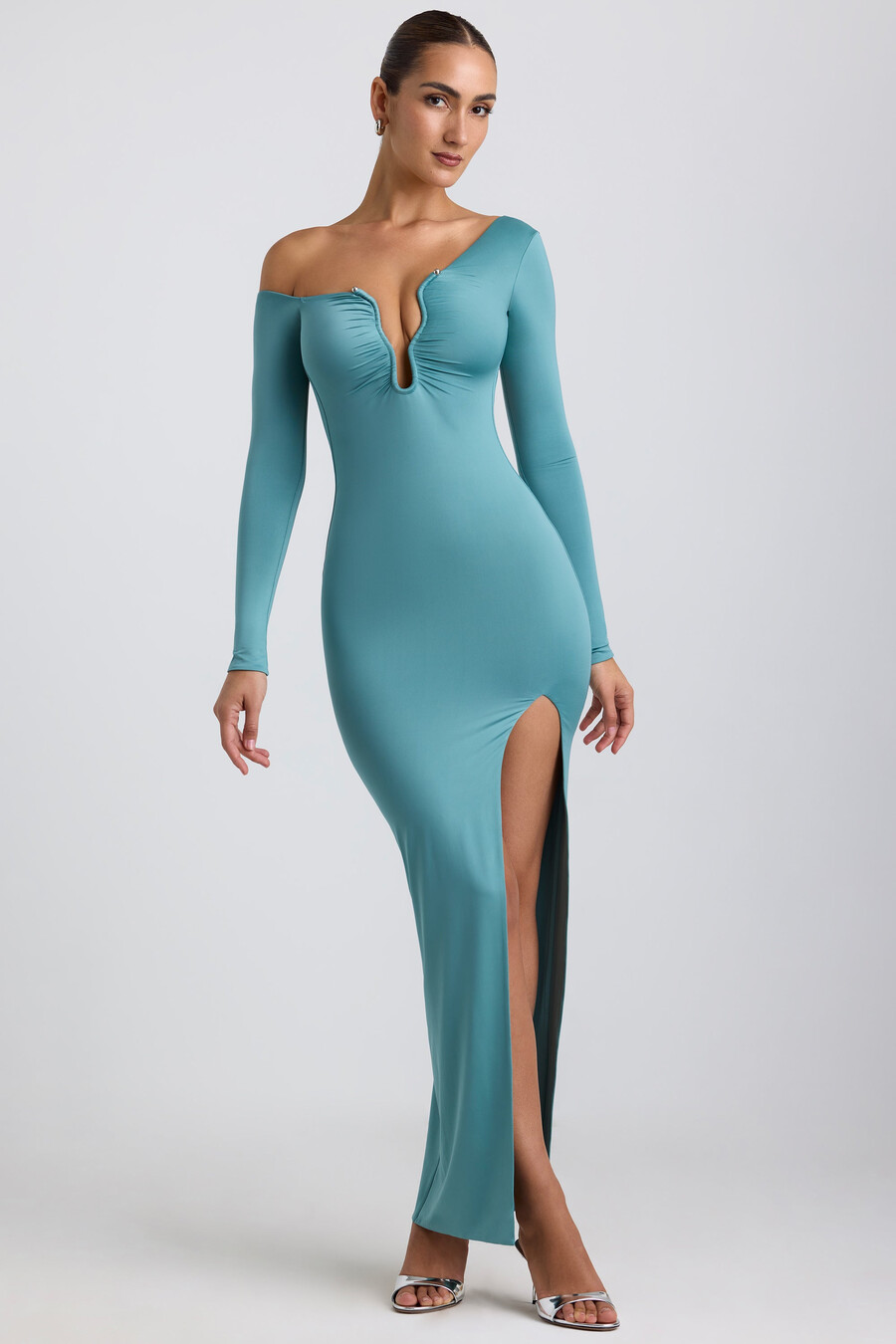 vestido longo assimétrico franzido com detalhes metálicos em malha e tecido fluido na cor verde-mar.