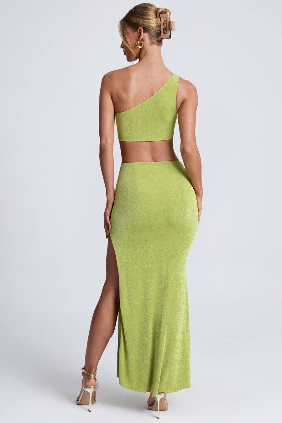 vestido longo de um ombro só com detalhes em metal na cor verde oliva