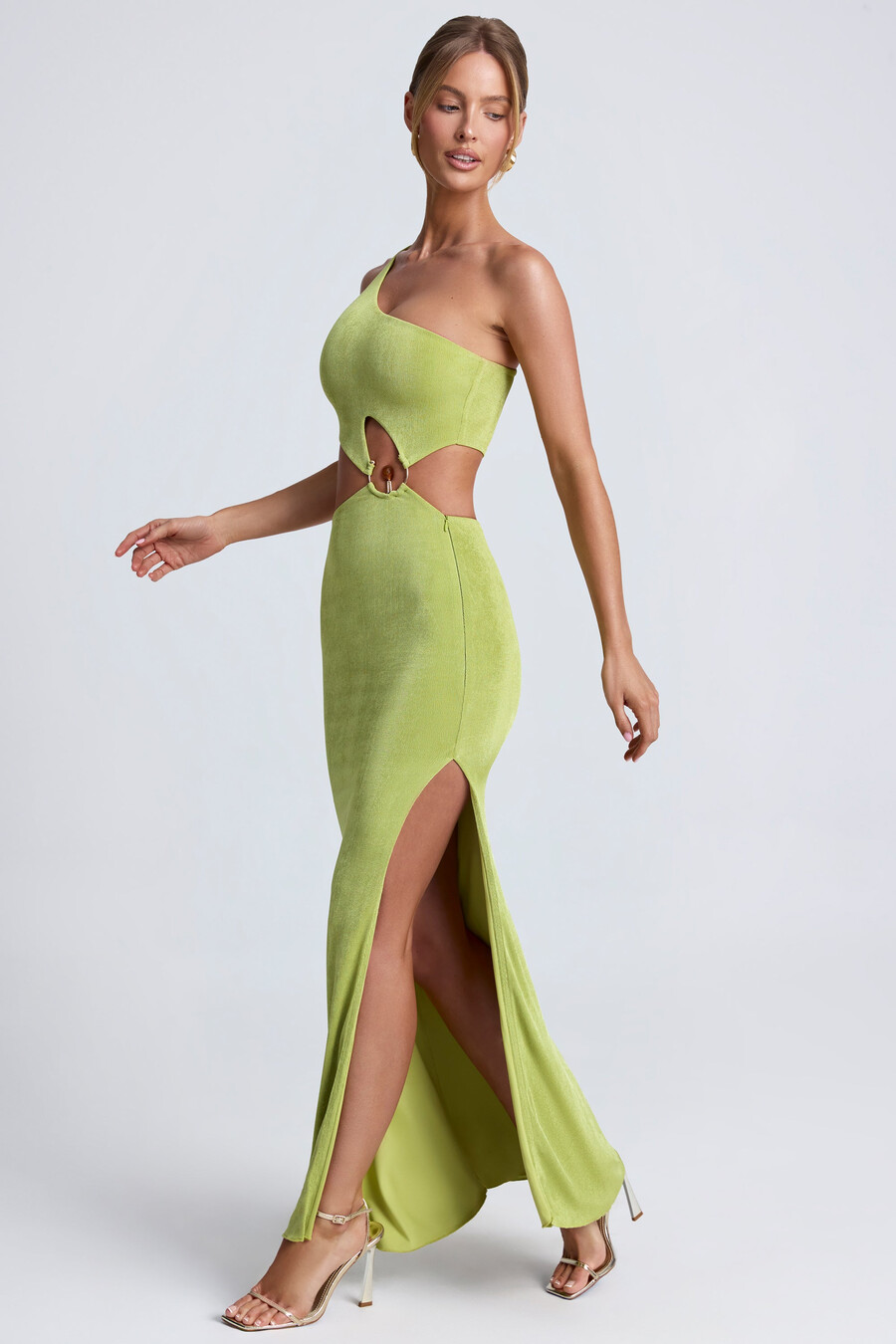 vestido longo de um ombro só com detalhes em metal na cor verde oliva