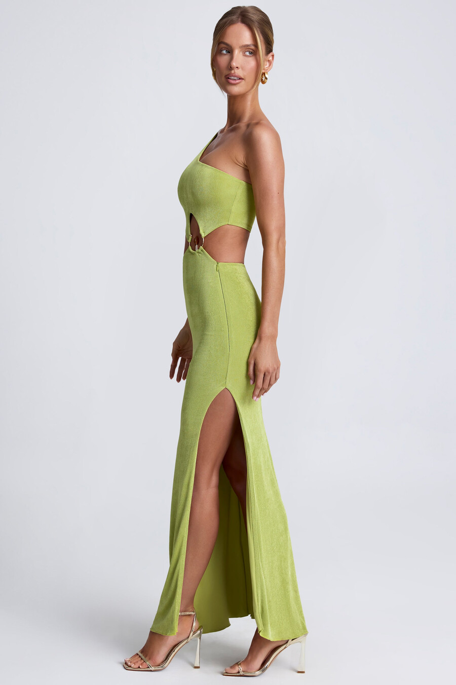 vestido longo de um ombro só com detalhes em metal na cor verde oliva