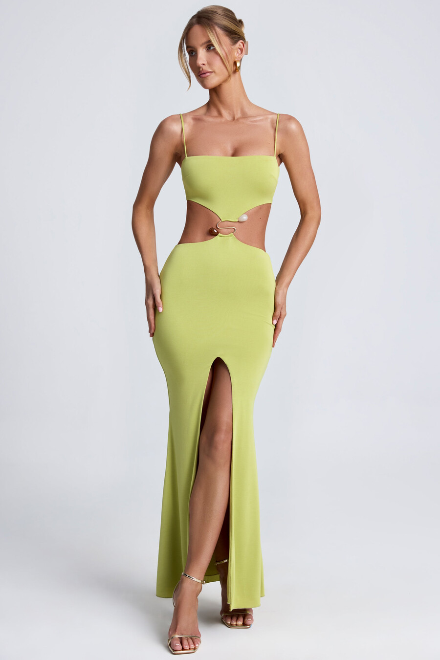 vestido longo com recortes e detalhes metálicos na cor verde-oliva