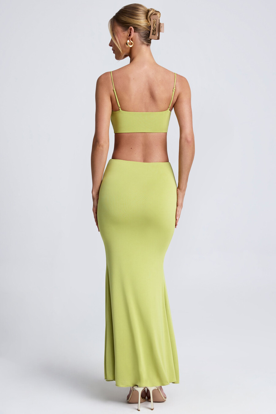 vestido longo com recortes e detalhes metálicos na cor verde-oliva