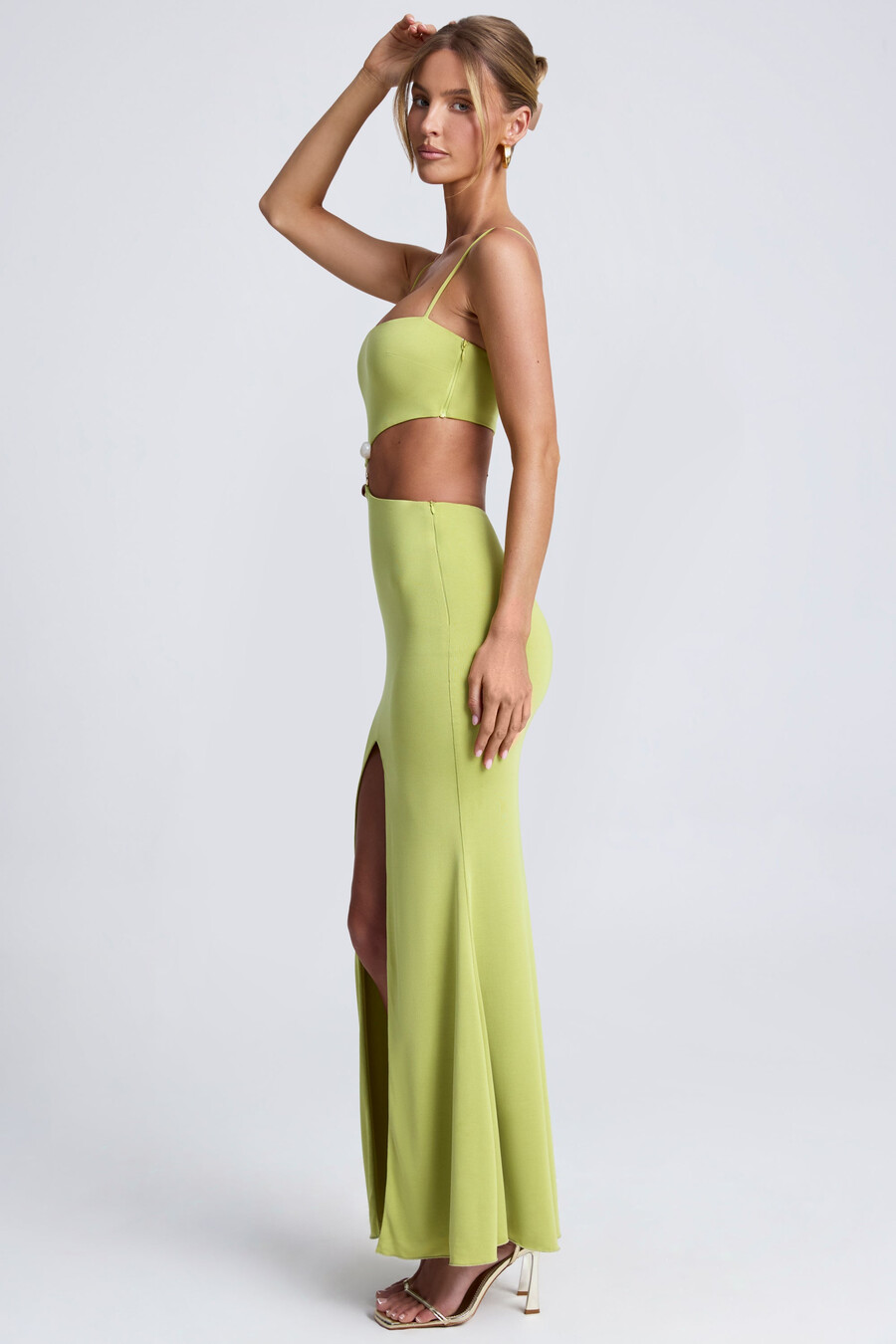 vestido longo com recortes e detalhes metálicos na cor verde-oliva