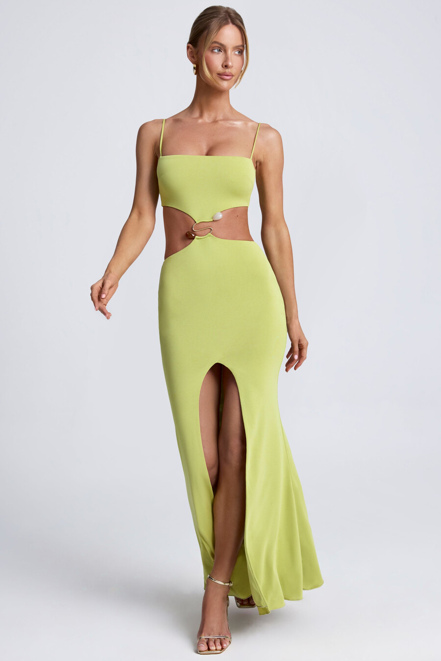 vestido longo com recortes e detalhes metálicos na cor verde-oliva