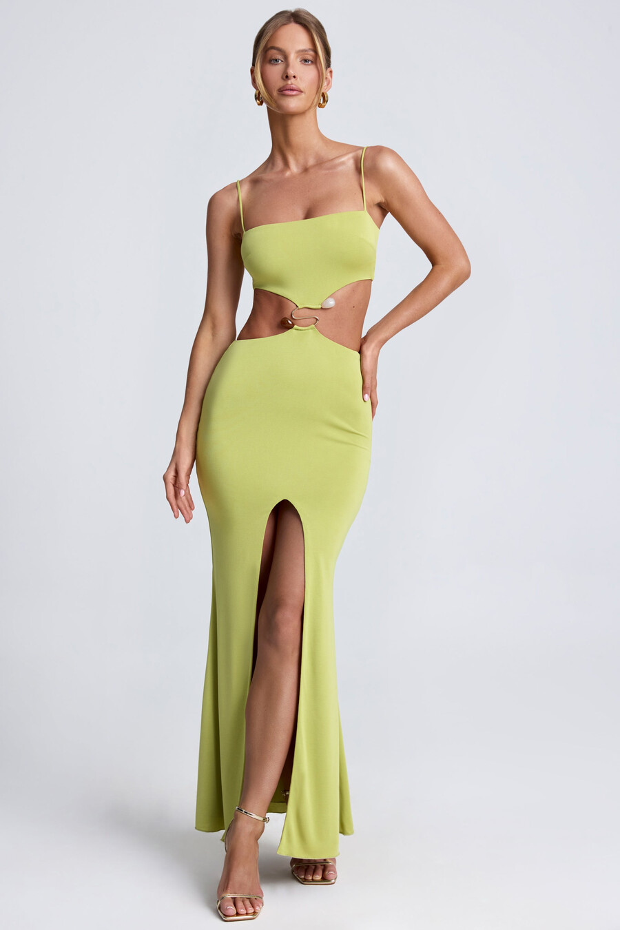 vestido longo com recortes e detalhes metálicos na cor verde-oliva