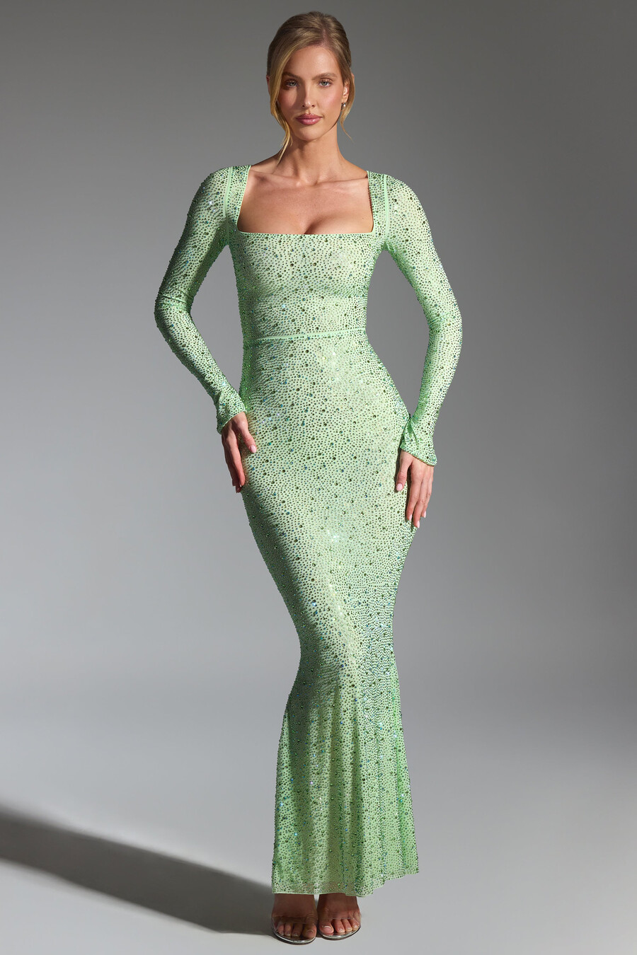 vestido longo sereia bordado na cor pistache.