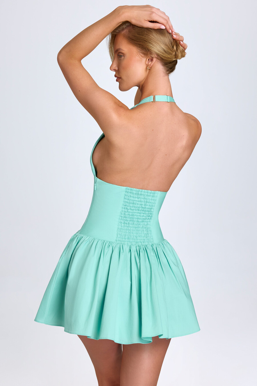 vestido curto com decote halter e pregas na cor verde-mar