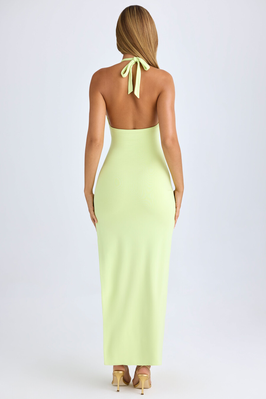 vestido longo de modal com fenda alta e decote halter na cor verde matcha.
