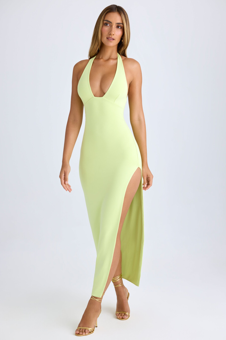 vestido longo de modal com fenda alta e decote halter na cor verde matcha.