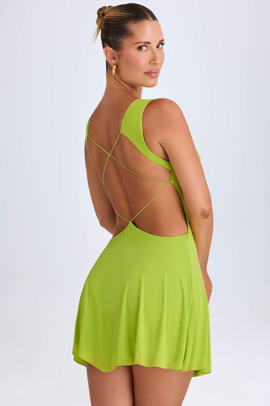 vestido curto com decote profundo e recortes na cor verde limão