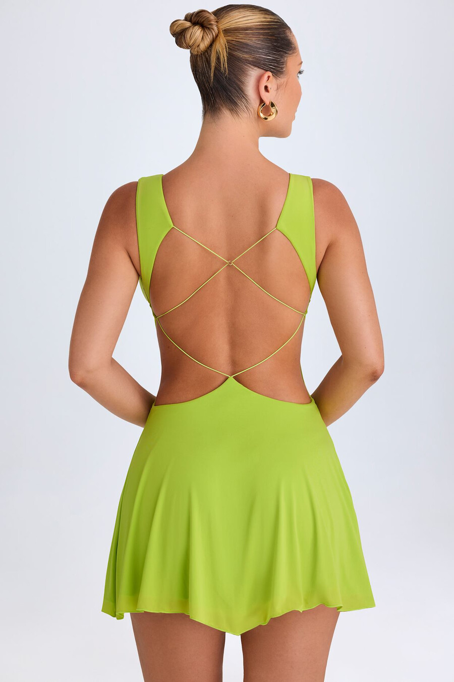 vestido curto com decote profundo e recortes na cor verde limão
