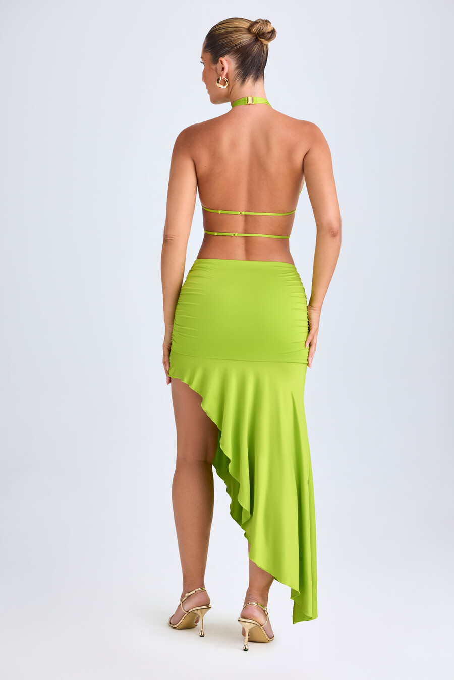 vestido midi assimétrico com decote halter e recortes na cor verde limão.