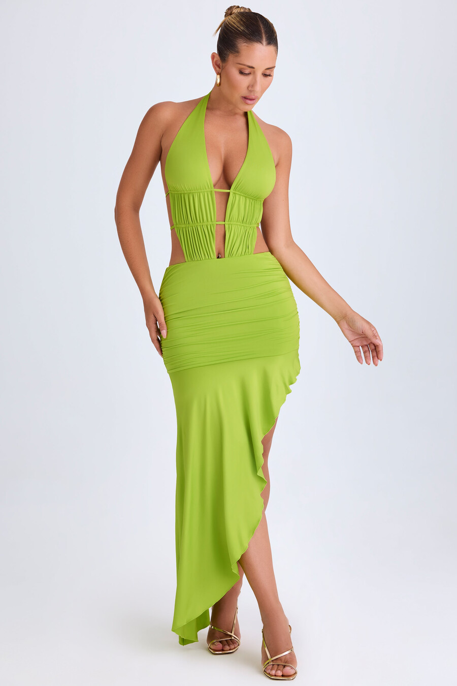 vestido midi assimétrico com decote halter e recortes na cor verde limão.