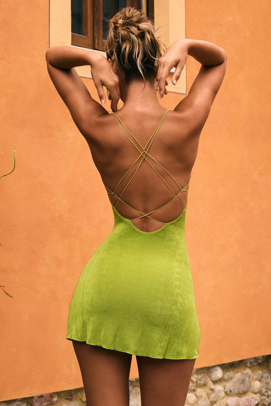 vestido curto com decote halter e detalhe de alças na cor verde pera.