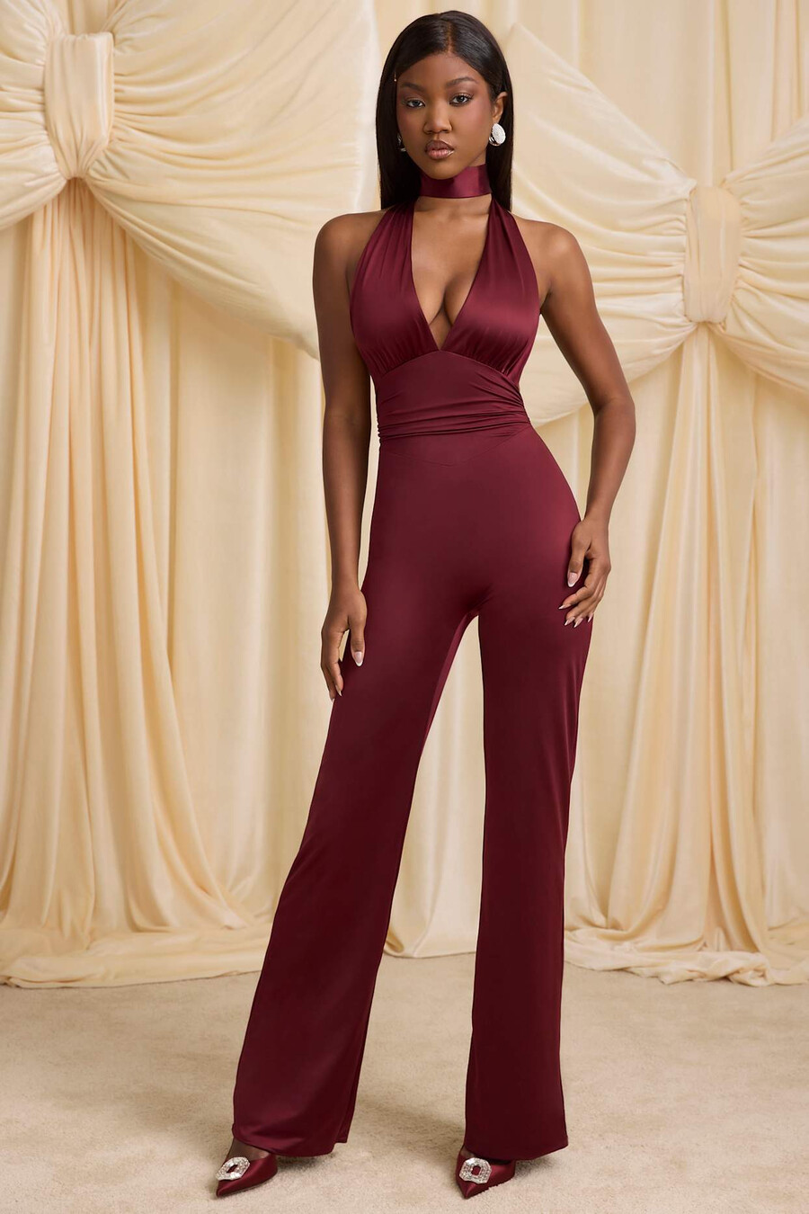 macacão curto petite com detalhe de lenço e decote halter na cor vermelho vinho.