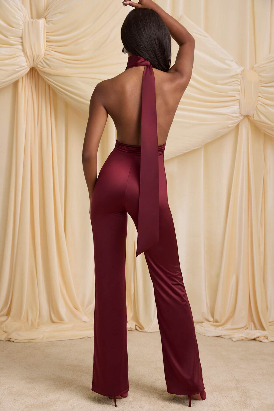macacão curto petite com detalhe de lenço e decote halter na cor vermelho vinho.