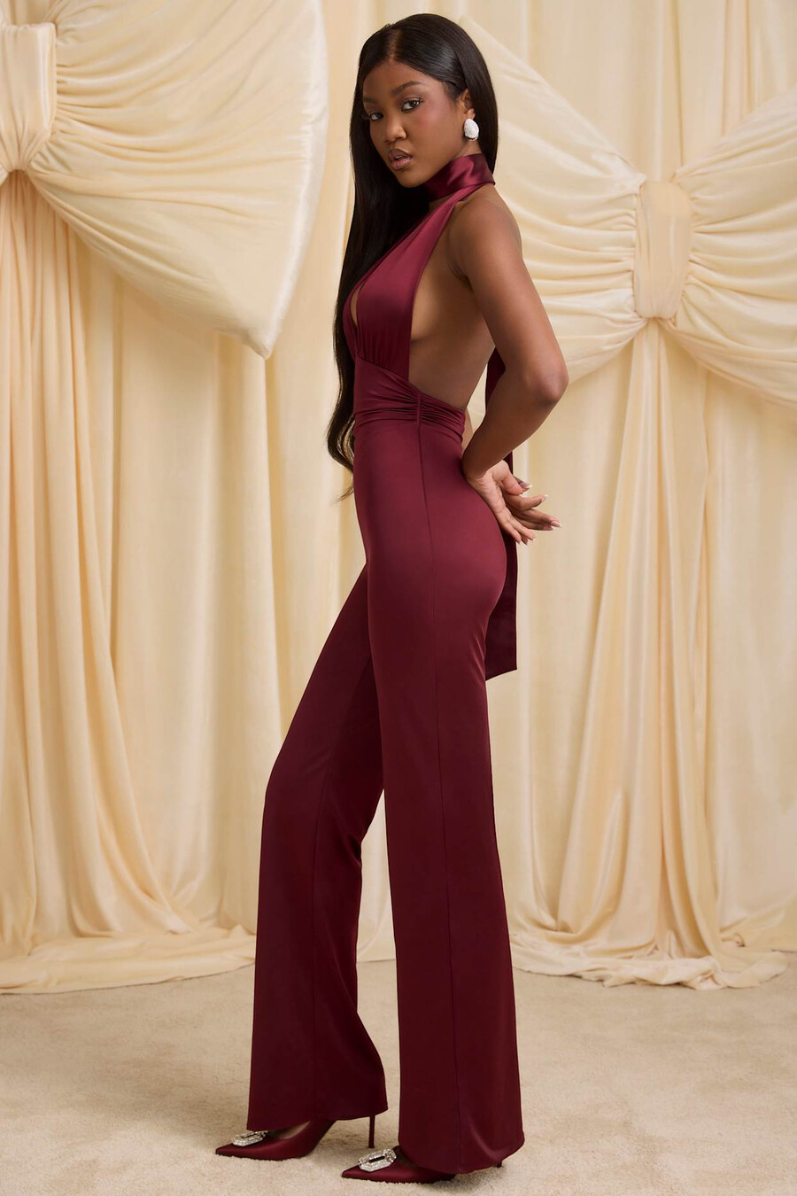 macacão curto petite com detalhe de lenço e decote halter na cor vermelho vinho.
