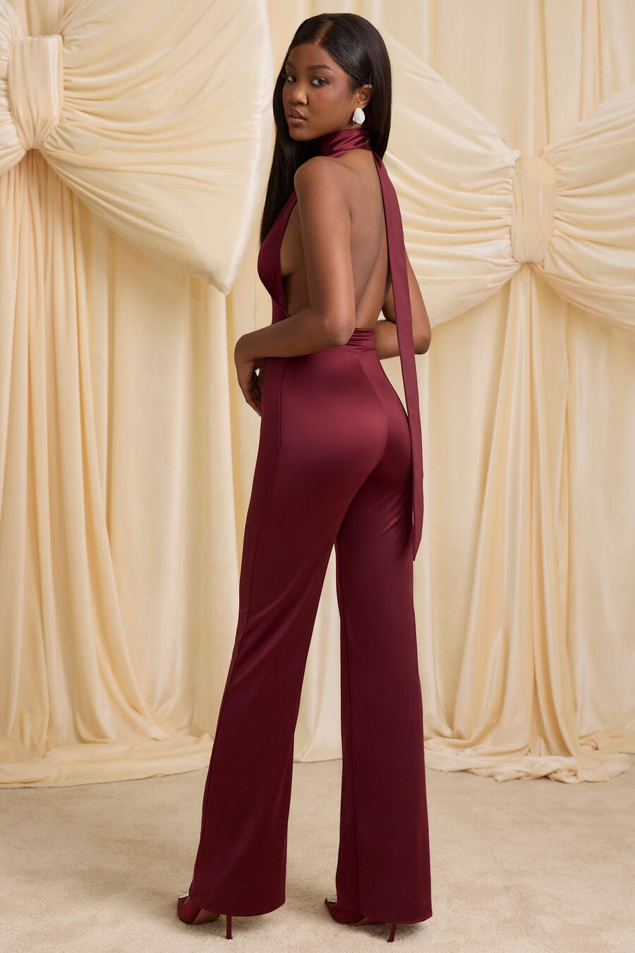 macacão curto petite com detalhe de lenço e decote halter na cor vermelho vinho.