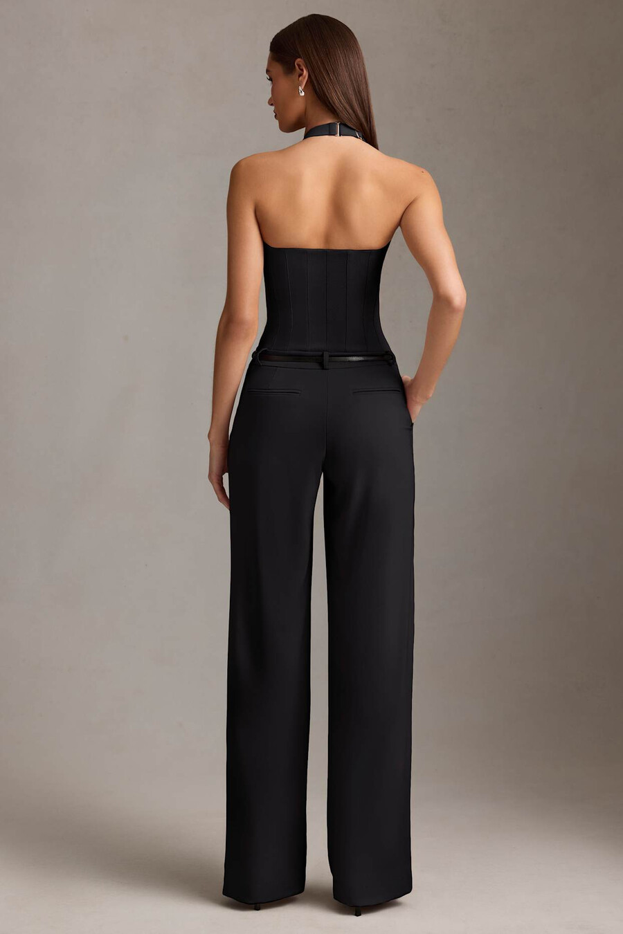 macacão preto com decote halter e detalhe de corset