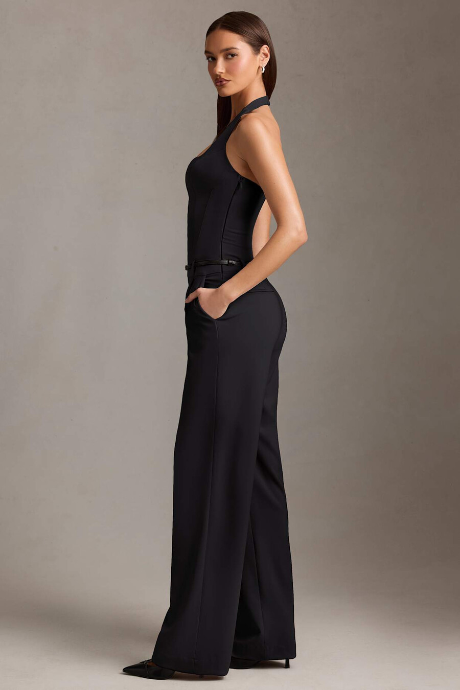 macacão preto com decote halter e detalhe de corset