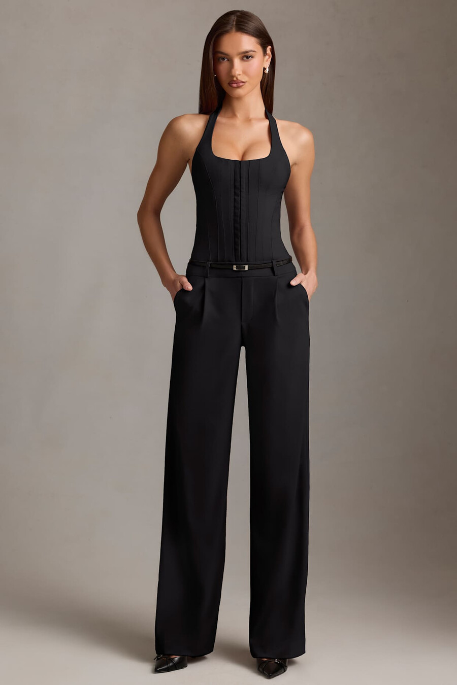 macacão preto com decote halter e detalhe de corset