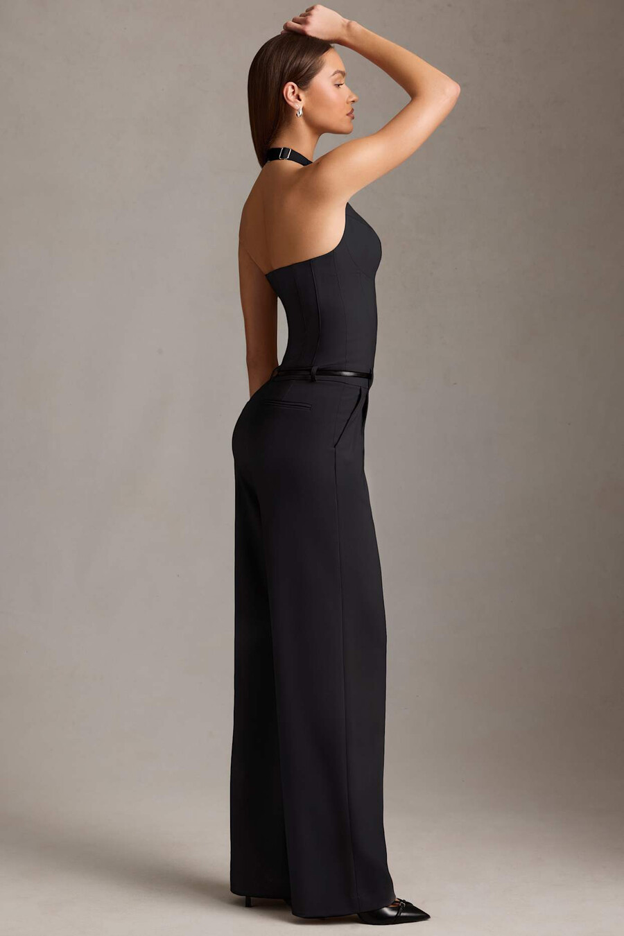 macacão preto com decote halter e detalhe de corset