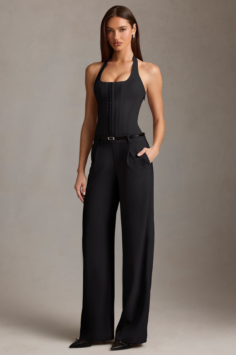 macacão preto com decote halter e detalhe de corset