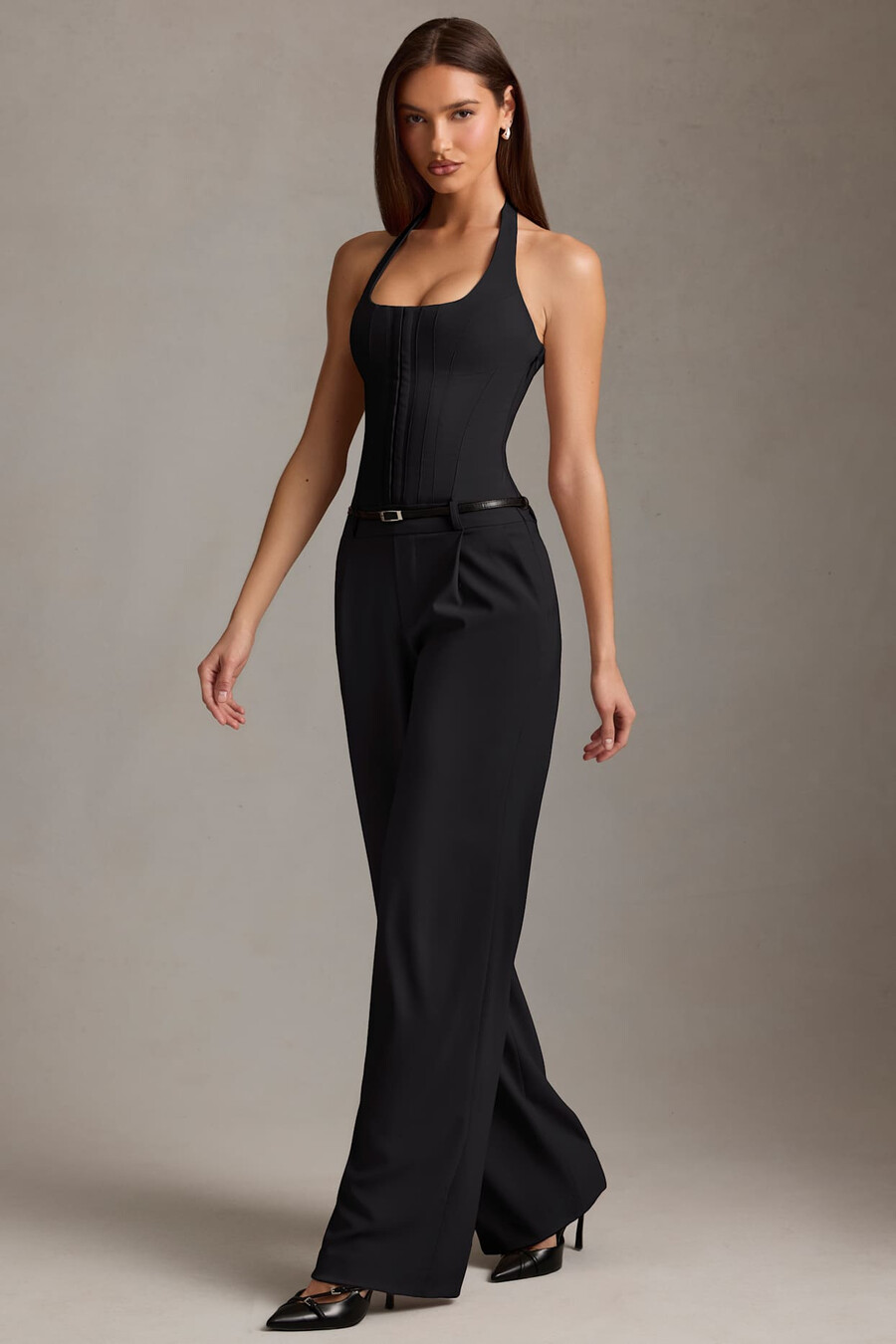 macacão preto com decote halter e detalhe de corset