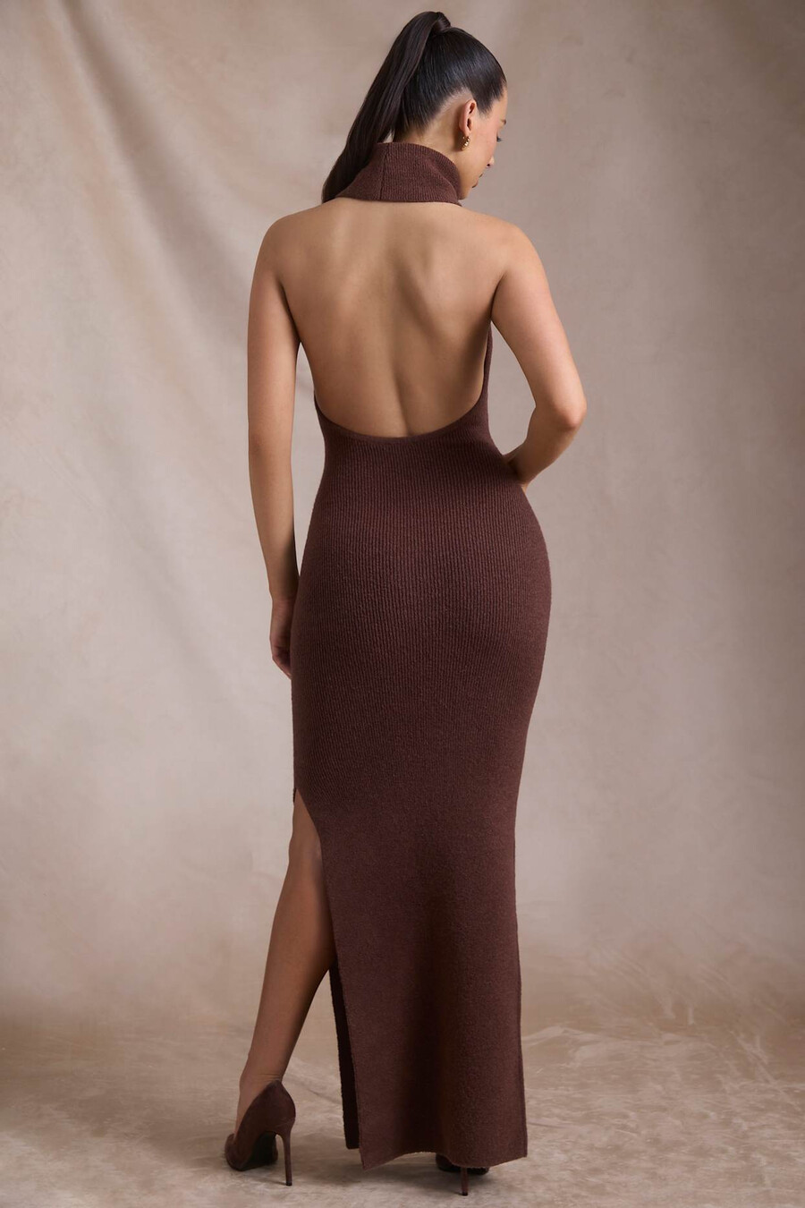 vestido longo canelado de gola alta e costas nuas na cor café expresso.