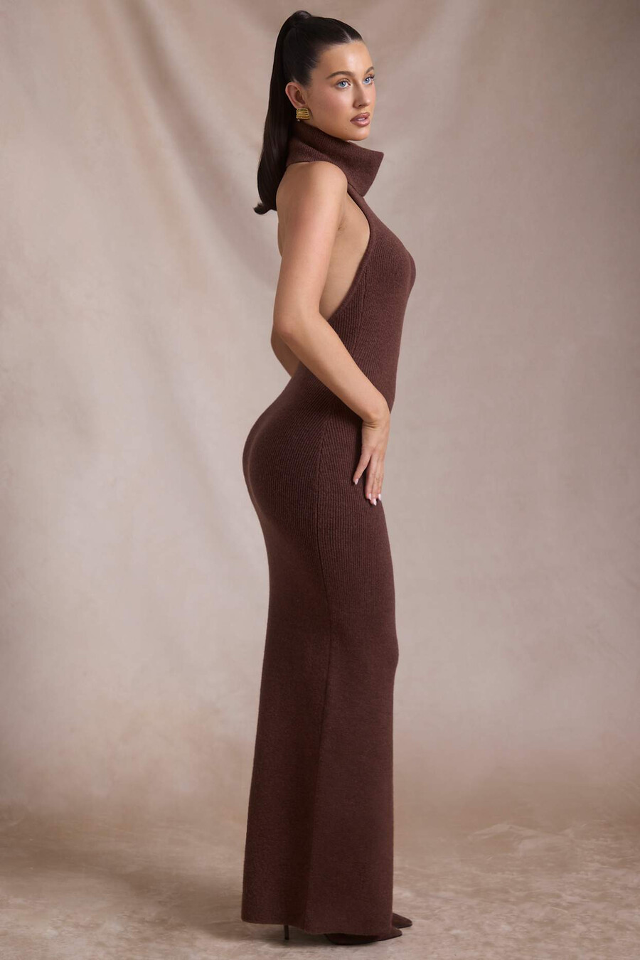 vestido longo canelado de gola alta e costas nuas na cor café expresso.