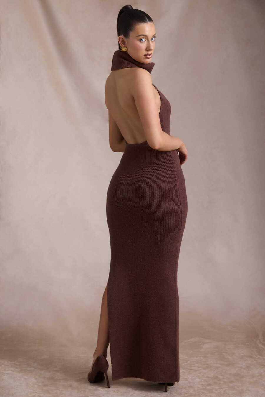 vestido longo canelado de gola alta e costas nuas na cor café expresso.