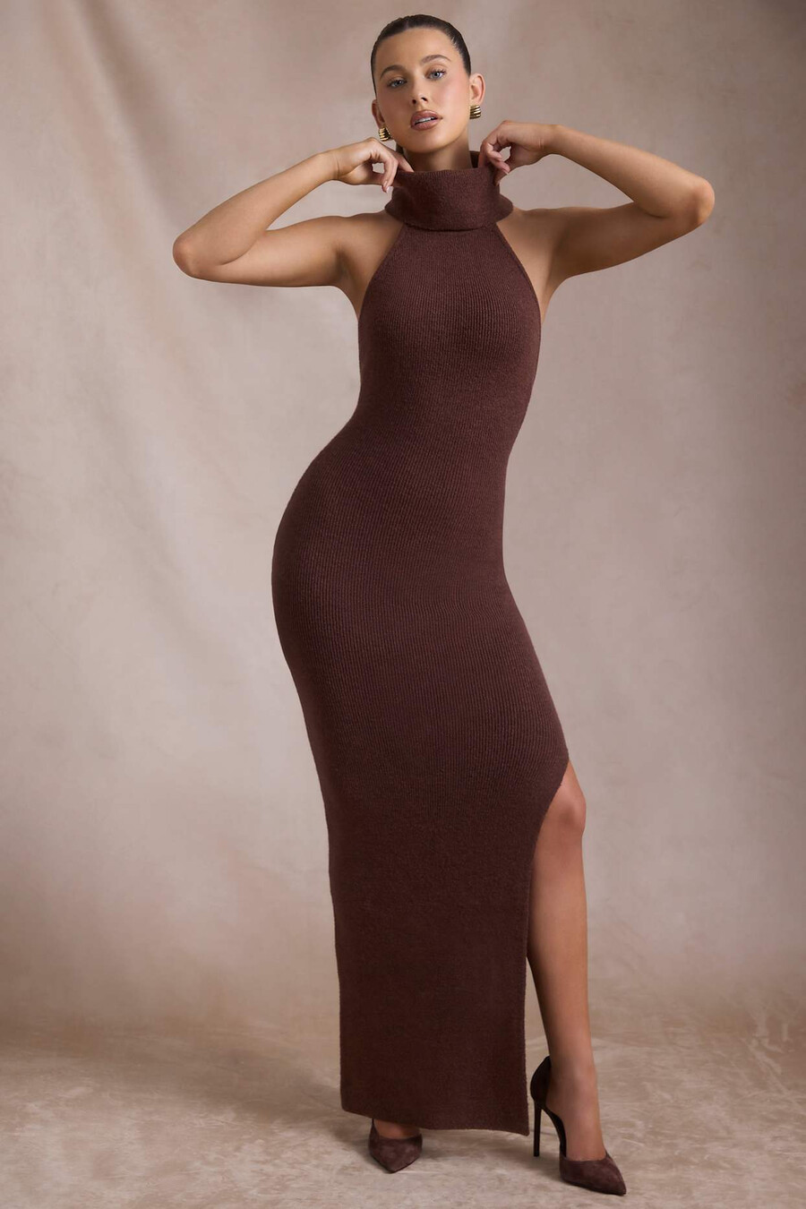 vestido longo canelado de gola alta e costas nuas na cor café expresso.