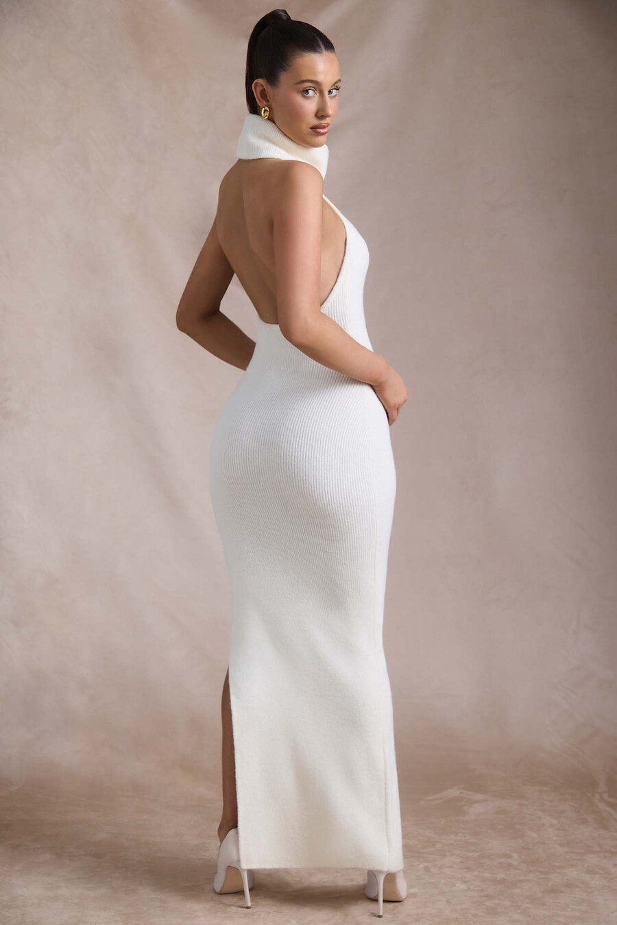 vestido longo canelado de gola alta e costas abertas na cor marfim.
